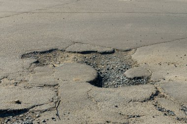 Şehir yolunun asfalt yüzeyindeki tehlikeli hendekler