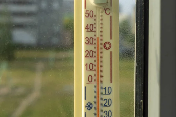 Termómetro Exterior Ventana Muestra Una Temperatura Caliente Anormal Fuera — Foto de Stock