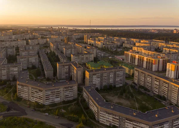 许多相同的屋顶在日落时在市区相同的建筑物 空中观看 俄罗斯彼得罗德沃茨克市 — 图库照片