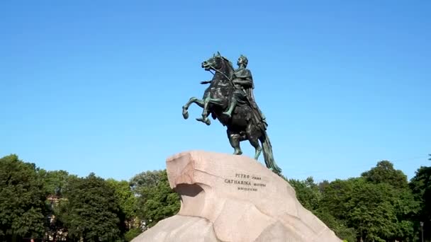 Přiblížení sochy císaře Petra Velikého slavného bronzového koně