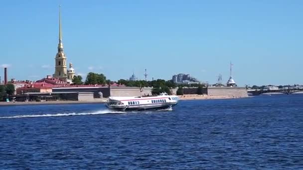 Επιβατηγό Πλοίο Του Ποταμού Hydrofoil Στον Ποταμό Neva Κοντά Στο — Αρχείο Βίντεο