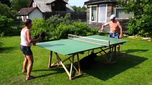 Repos Conjoints Âgés Jouent Ping Pong Sur Cour Mignonne Ralenti — Video
