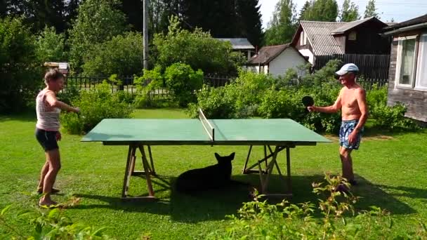 Couple Âgé Est Heureux Jouer Ping Pong Dans Jardin Ralenti — Video