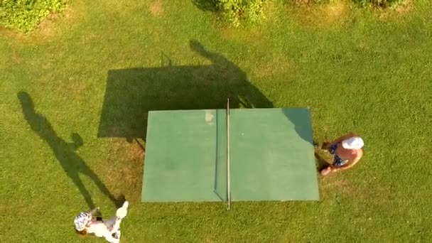 Tochter Und Vater Echtzeit Spielen Ping Pong Luftaufnahme — Stockvideo