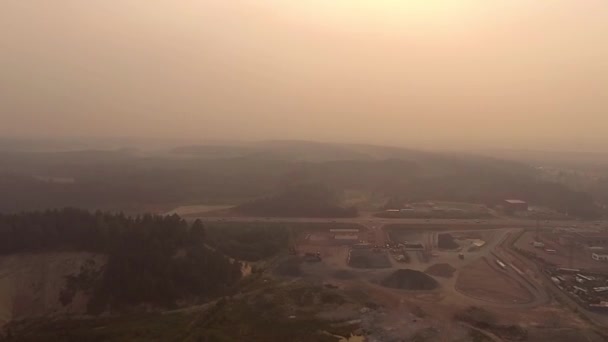 Letecký Pohled Příměstskou Dálnici Lesy Pokryté Smogem Lesních Požárů Karelii — Stock video