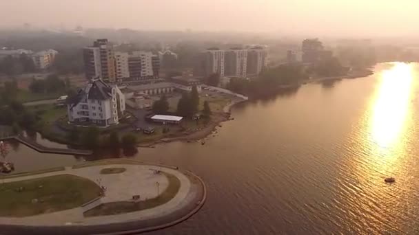 산불로 두꺼운 스모그로 뒤덮인 페트로자보츠크 호수를 공중에서 바라본 — 비디오