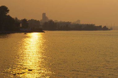 Orman yangınları yaz günü şehrin göl kıyılarını kaplamıştı.