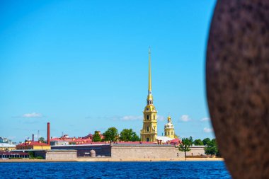 Peter ve Paul Katedrali ve sıcak yaz aylarında St. Petersburg 'daki kale.