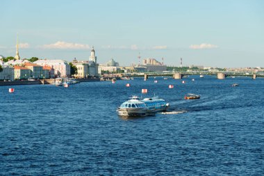St. Petersburg 'daki Neva Nehri' nde turistli hidrofolyo yolcu gemisi.