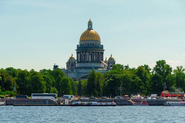 Isaac Cathedral Neva River Shore Many Tourists Buses Waterbuses Petersburg — Stock Photo, Image