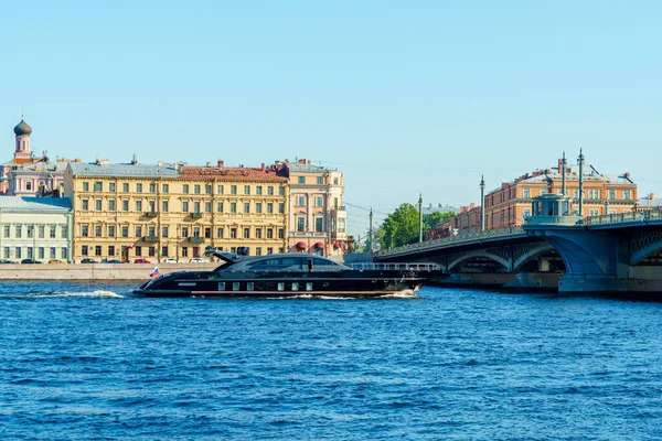 Chic Black Yacht Sailing Neva River Downtown Petersburg — Stock Photo, Image