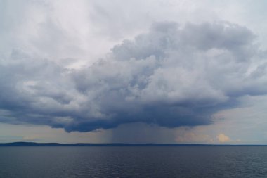 Göl koyunun üzerinde devasa yağmur bulutu asılı.