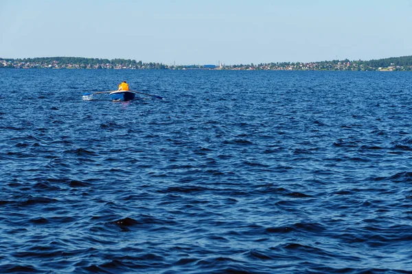 Turyści Łodzi Rekreacyjnej Kamizelkach Ratunkowych Zatoce Onego Lake Latem — Zdjęcie stockowe