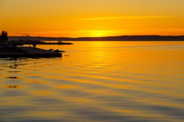 Yaz mevsiminde şehir göl kenarında sakin bir gün batımı, Petrozavodsk, Karelia