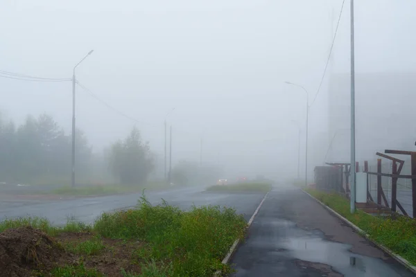 Opuštěná Mlhavá Městská Ulice Letním Večeru — Stock fotografie