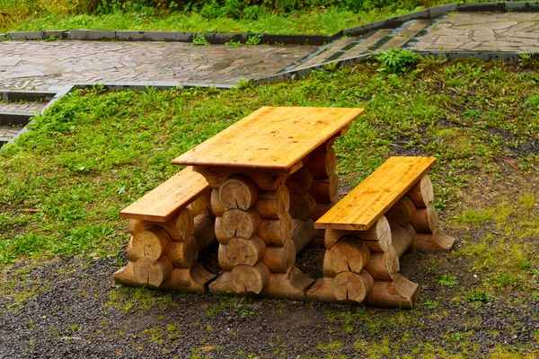 Rustieke Tafel Banken Outdoor Cafe Voor Toeristen Gemaakt Van Houtblokken Rechtenvrije Stockafbeeldingen