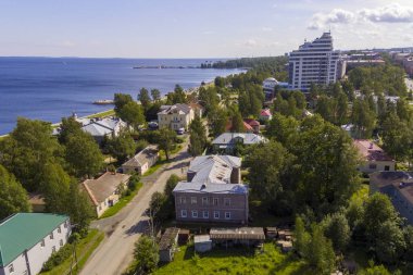 Şehir merkezindeki Onego Gölü kıyı manzarası modern oteller ve eski ahşap evler, Petrozavodsk şehri, Rusya