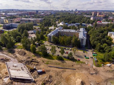 Petrozavodsk şehir merkezinde köprüsü yapım aşamasında olan şehir yolunun hava manzarası