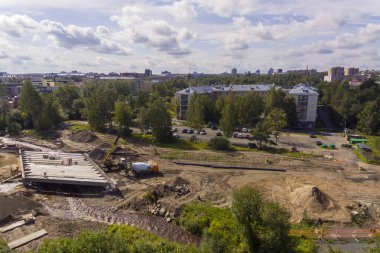 Petrozavodsk şehrinde yaz aylarında inşa halindeki köprüyle yol manzarası