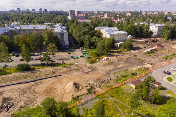 彼得罗沃茨克市中心区紧急医院和传染病医院旁边修建一条新公路的空中景观 — 图库照片