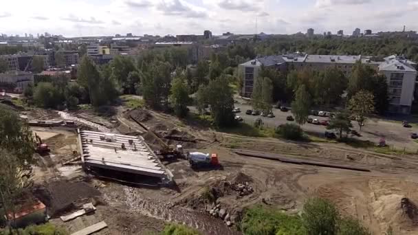 Flygfoto Panorama Över Stadens Väg Med Bro Uppbyggnad Sommar Petrozavodsk — Stockvideo