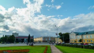Yaz günü şehir merkezinde, Petrozavodsk şehri, Rusya 'da insan ve araba trafiği zaman aşımına uğradı.