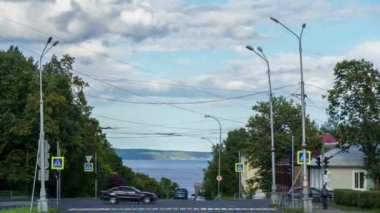 Yazın şehir merkezindeki kavşaklarda trafik zaman aşımına uğramış. Rusya, Petrozavodsk şehri