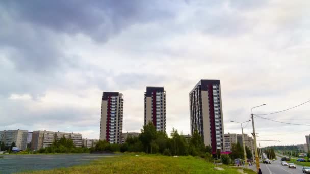 俄罗斯彼得罗沃茨克市 城市中的稳定公寓和时间流逝的云和汽车 倾斜下降 — 图库视频影像