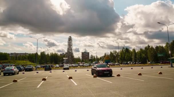 Tiden Förfaller Köpcentret Parkering Med Pariserhjul Helgen Lutar Upp Petrozavodsk — Stockvideo