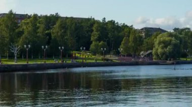 Petrozavodsk şehir gezintisi, insanların güneşli bir günde yürüdükleri, yukarı eğildikleri yer.