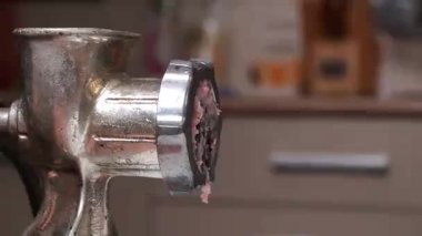 Eski mekanik et öğütücüsüyle insan eti kıymaya çeviriyor.