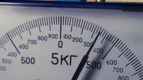 古い機械的スケールの移動矢印は 食品成分の重量を示しています — ストック動画