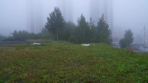 Yoğun Sisli Petrozavodsk Şehrinde Yaz Mevsiminde Yüksek Binalar Yavaş Çekimde — Stok video