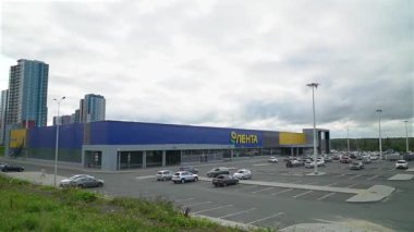 Bulutlu bir sonbahar gününde Lenta hipermarket otoparkının manzarası