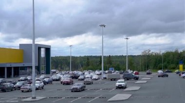 Bulutlu bir günde insan ve arabalarla dolu aile Lenta hipermarket parkı. Petrozavodsk şehri.