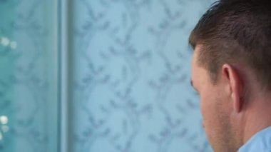 İnsanın yüz ifadesi öne çıkar, arkasını döner ve gözlerinin içine bakar.