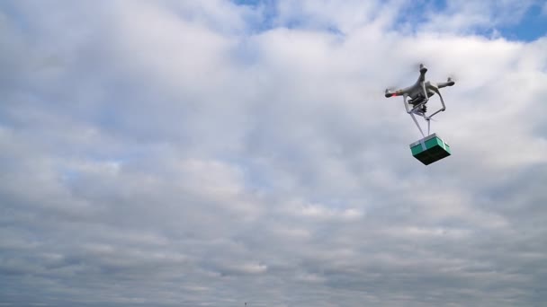 Drone Met Geschenkdoos Vliegt Weg Lucht Cadeau Leveren — Stockvideo