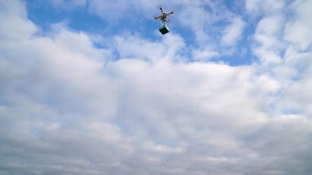 Witte Drone Lucht Vliegt Naar Beneden Zijwaarts Met Het Leveren — Stockvideo