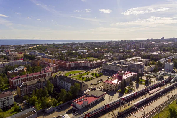 夏季日出时分 彼得罗沃茨克火车站在沉睡的城市 空中俯瞰 — 图库照片