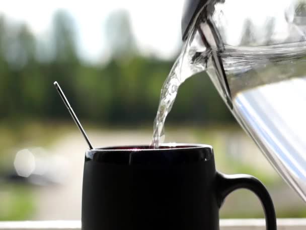 Kochendes Wasser in die Tasse gießen — Stockvideo