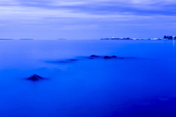 Het landschap van het noordelijke Onego meer 's nachts wit — Stockfoto
