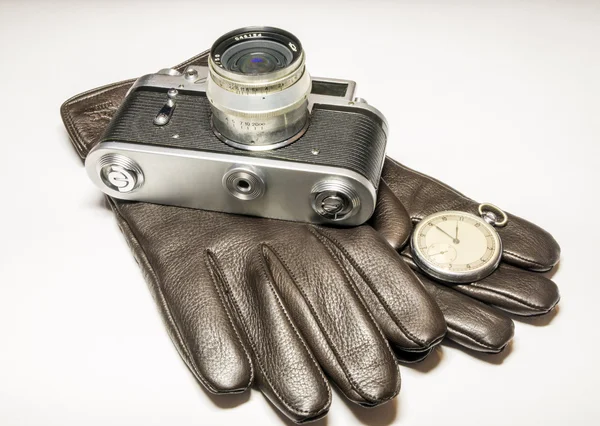 Filmcamera, pocket watch en lederen handschoenen — Stockfoto