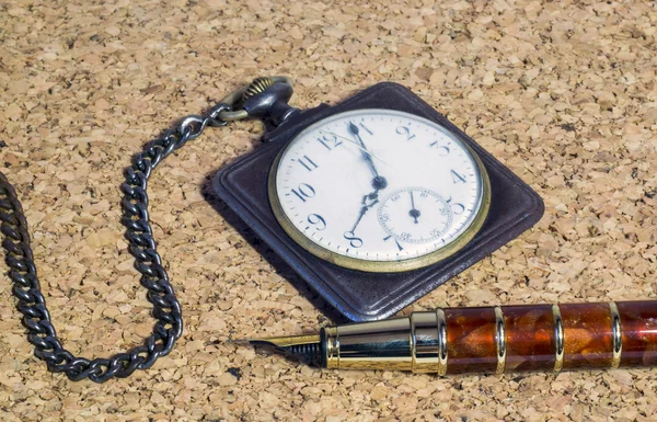 De retro zakhorloge en pen — Stockfoto