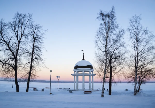 Rotonde op winter meer op zonsondergang tijd — Stockfoto