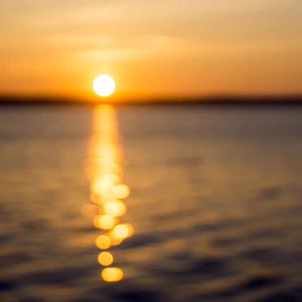 Lever de soleil sur le lac et le bokeh — Photo