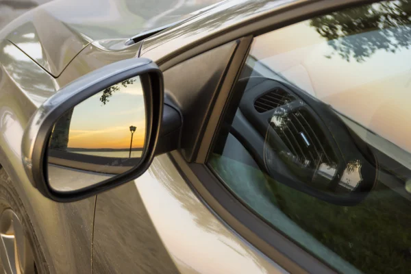 Riflesso di tramonto in specchio di auto — Foto Stock