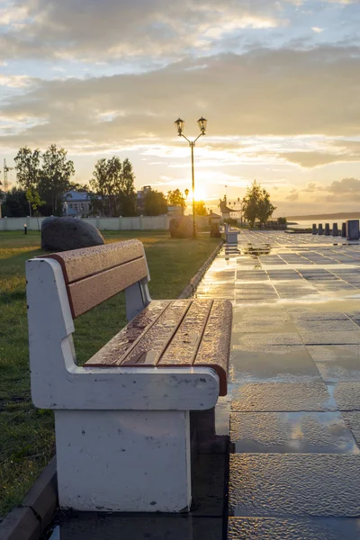 Banc dans le paysage urbain du coucher du soleil — Photo