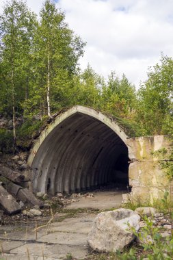 Terk edilmiş orman eski Sovyet sığınakta