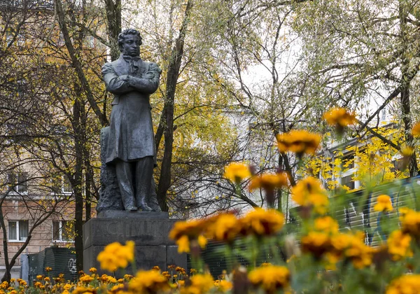 Old monument to russian classical poet Alexander Pushkin — Stock Photo, Image