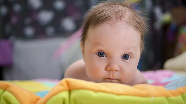 İnanılmaz izlerken erkek bebek — Stok fotoğraf